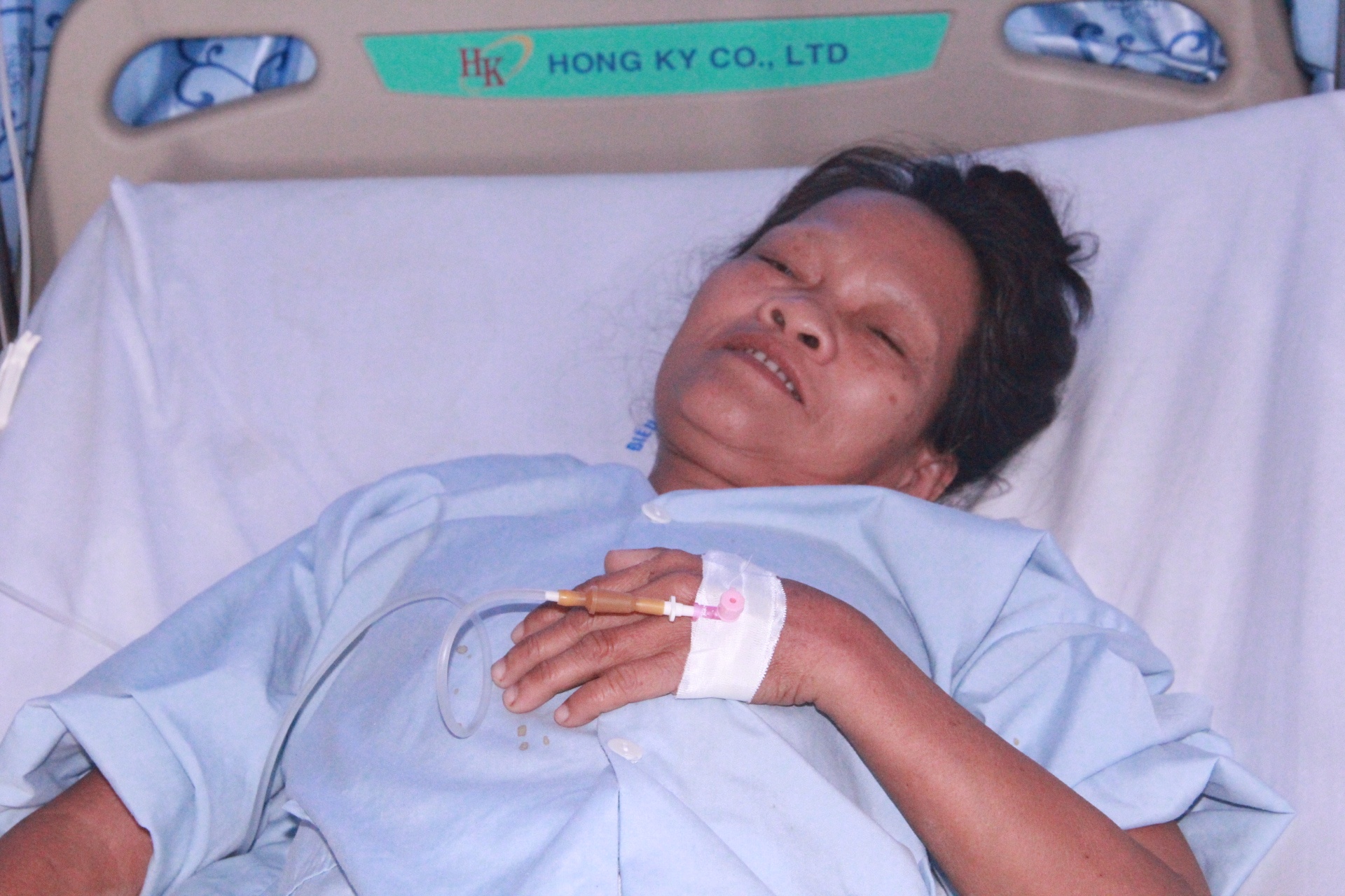 Bac si trong kip mo hien mau cuu song benh nhan hinh anh