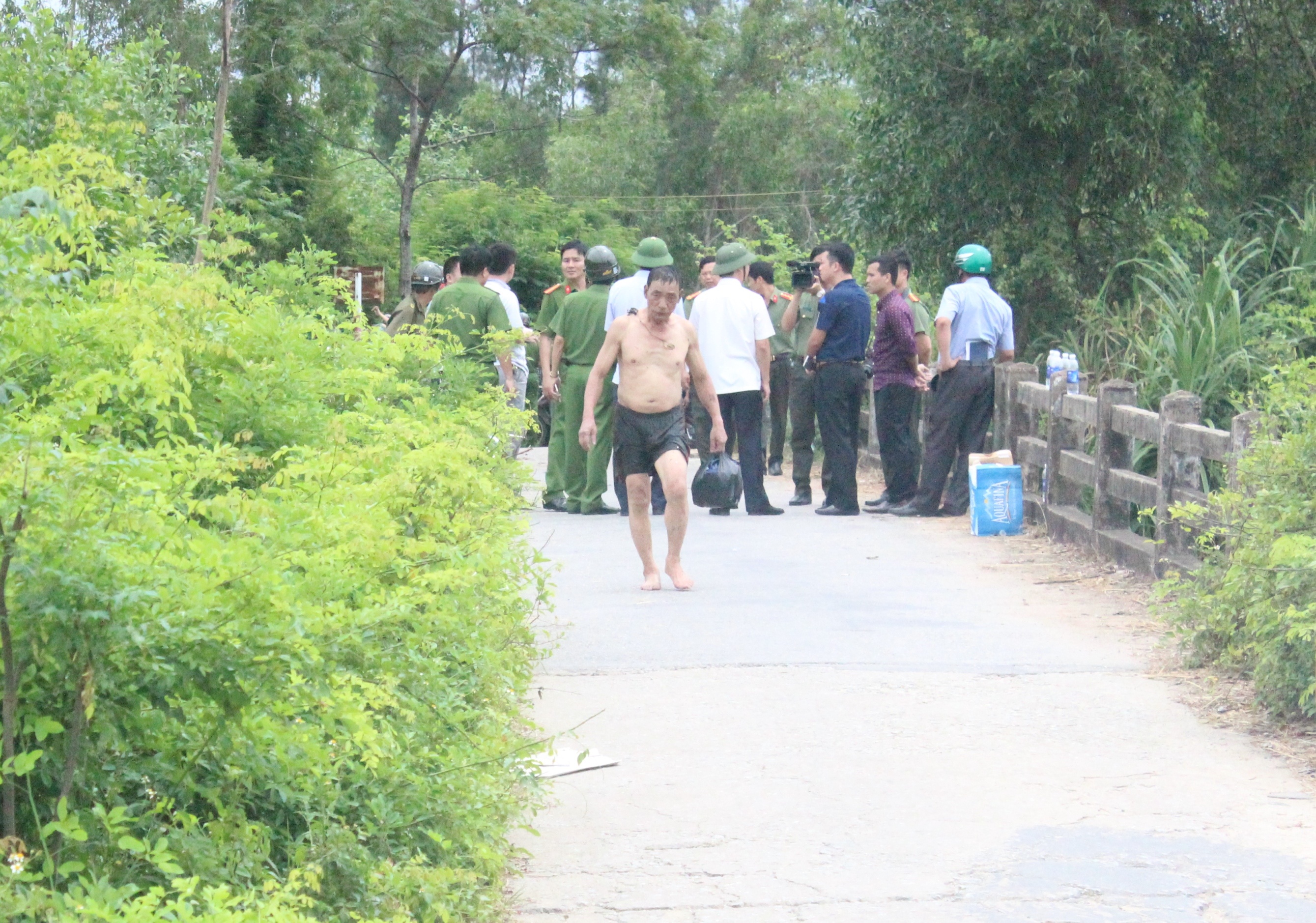 Nu giam thi 9X bi sat hai anh 2