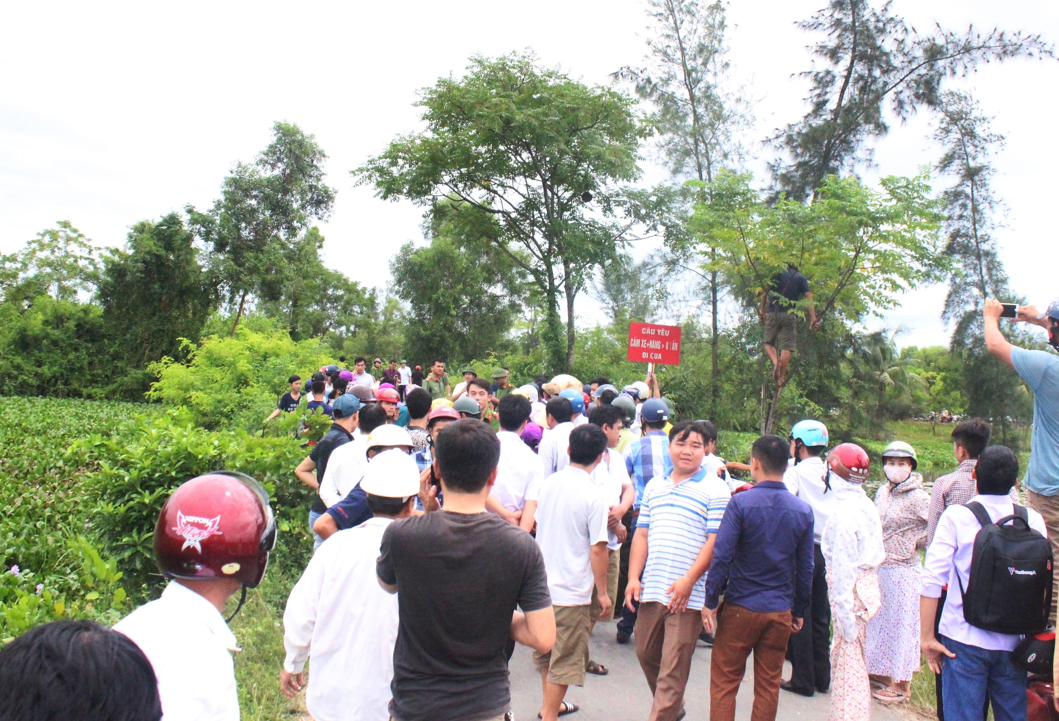 Nu giam thi 9X bi sat hai anh 1