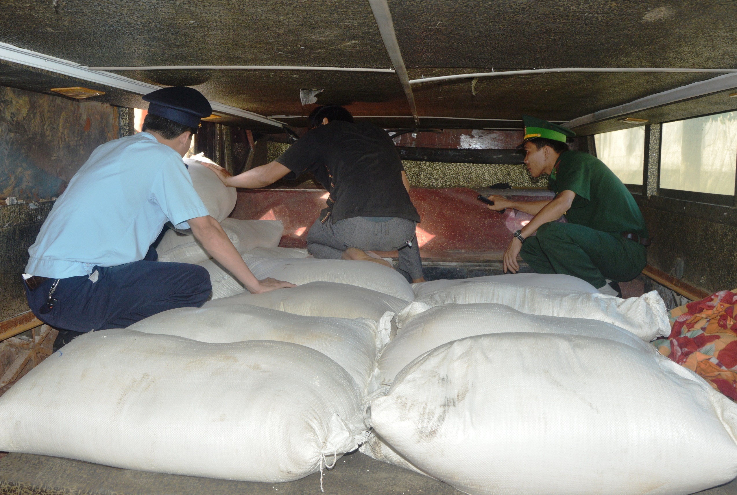 Nguy trang phao lau tren xe khach anh 2