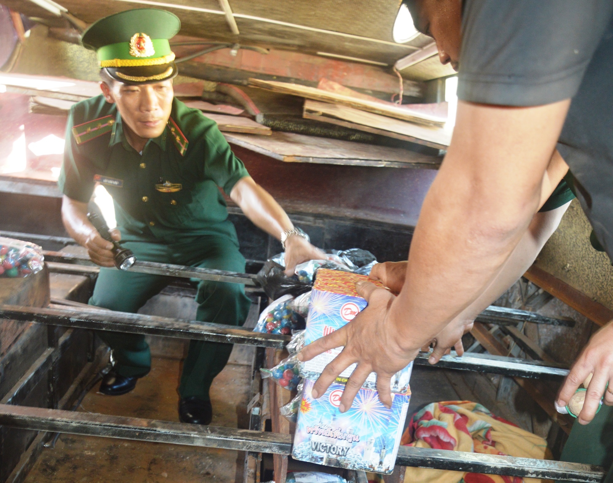 Nguy trang phao lau tren xe khach tu Lao ve Viet Nam hinh anh