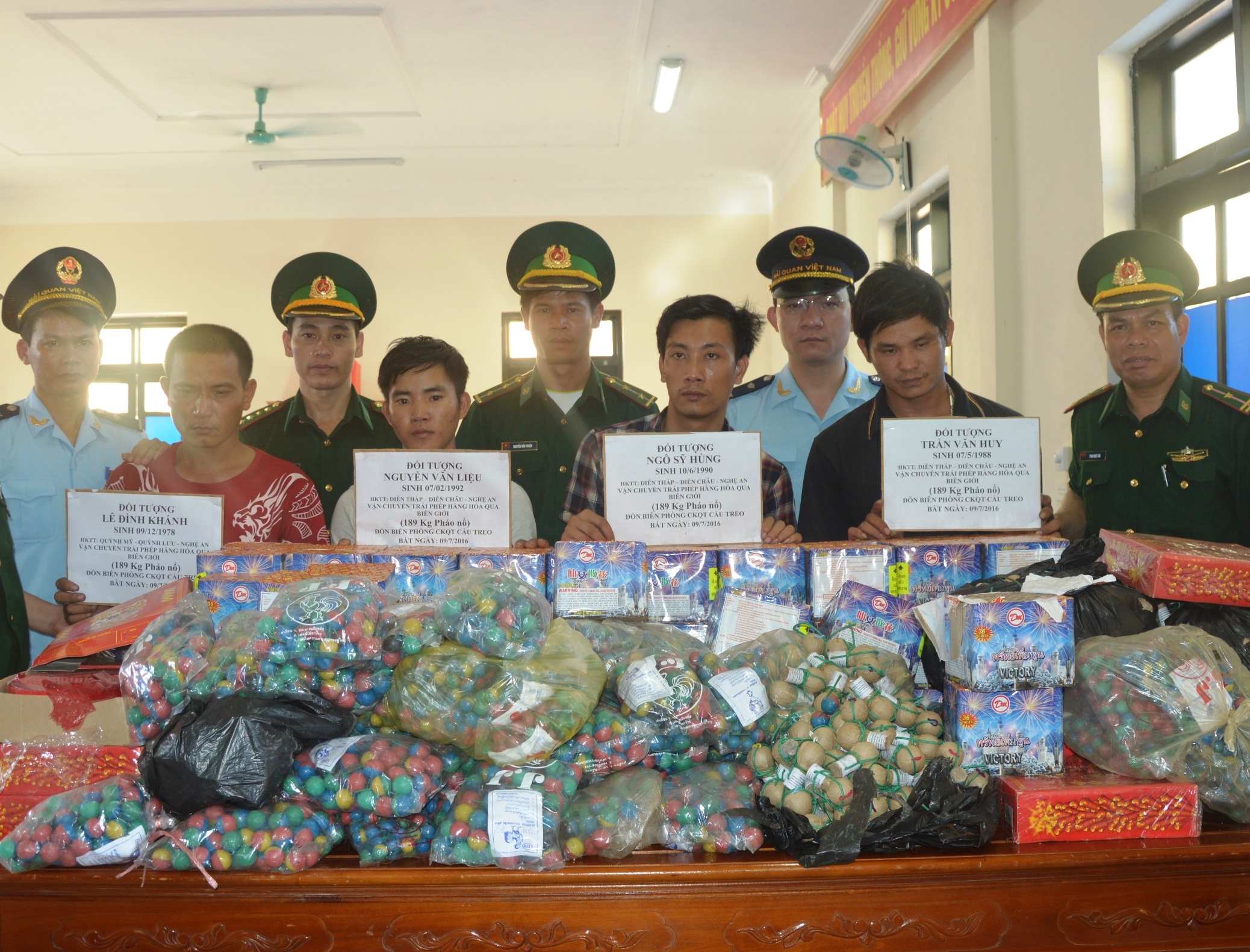 Nguy trang phao lau tren xe khach anh 1