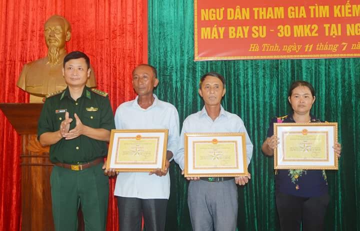 Tang bang khen cho ngu dan cuu song phi cong Su30-MK2 hinh anh