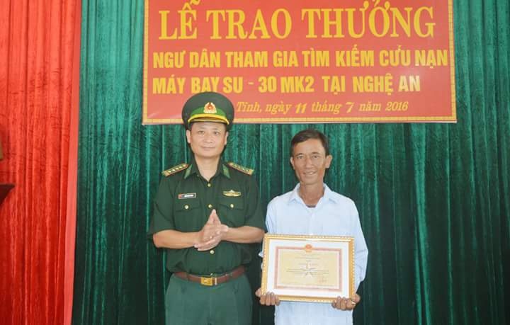 Tang giay khen cho bon ngu dan cuu song phi cong SU30-MK2 anh 1