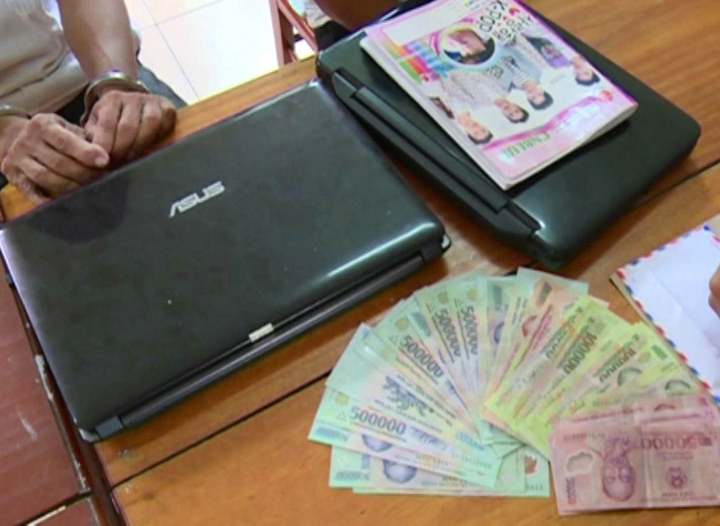 Pha duong day ca do bong da tien ty qua mang xa hoi hinh anh