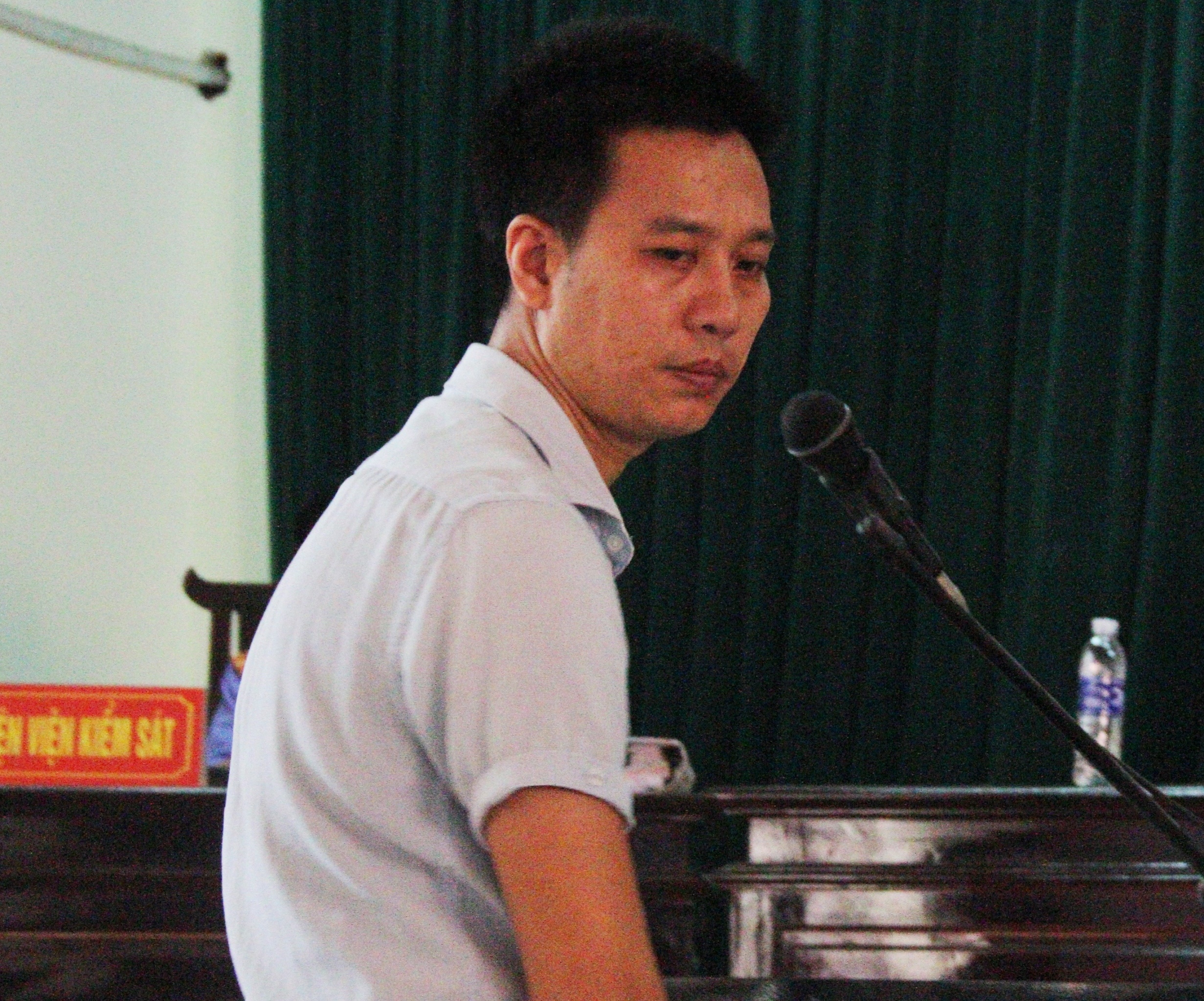 Ten trom chuyen dot nhap phong lam viec cua sep hinh anh