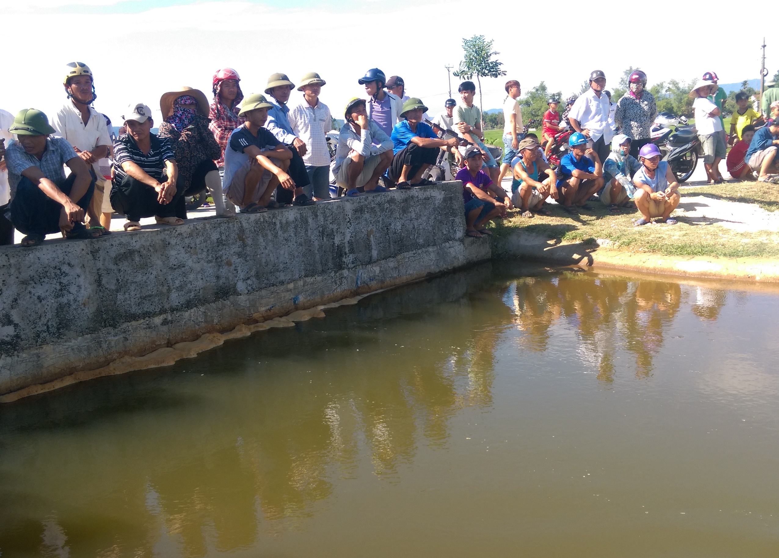 Lo nguyen nhan vu xac nam thanh nien mac trong cong nuoc hinh anh