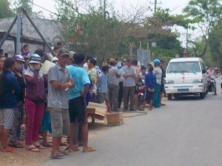 Nguoi dan ong bi dien giat chet khi dung rap dam cuoi hinh anh