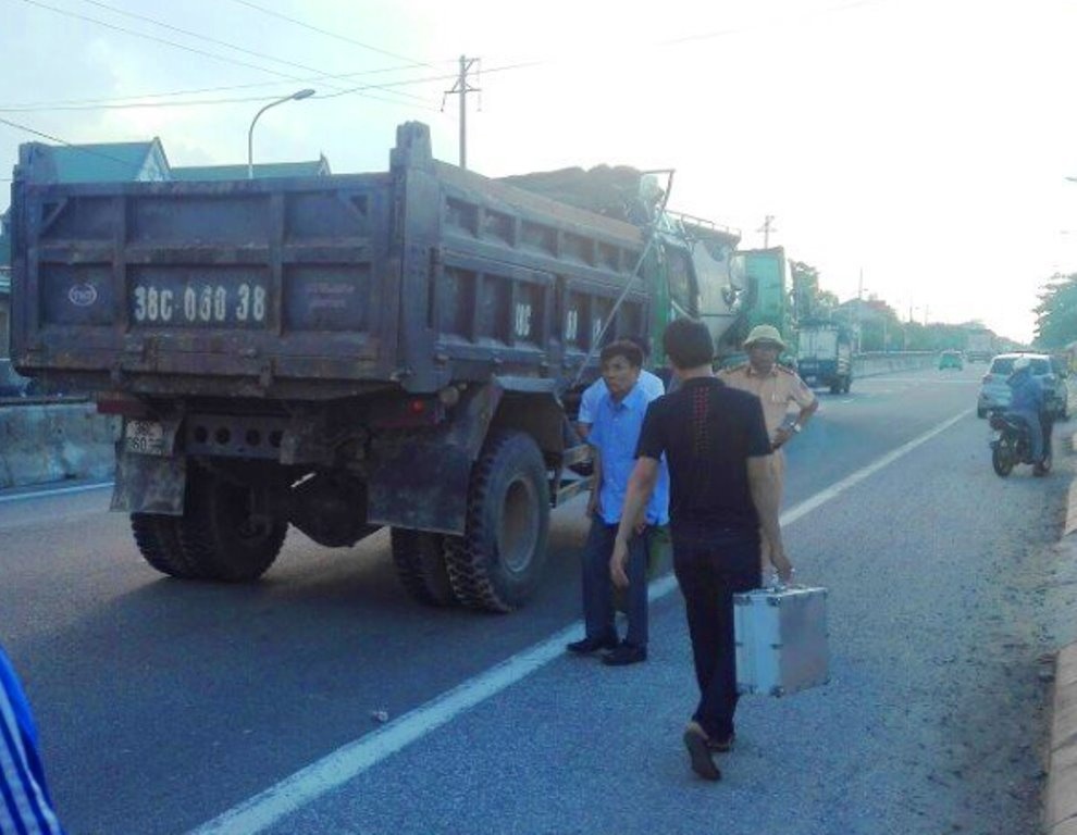 Camera ven duong to cao tai xe dam be trai 8 tuoi hinh anh