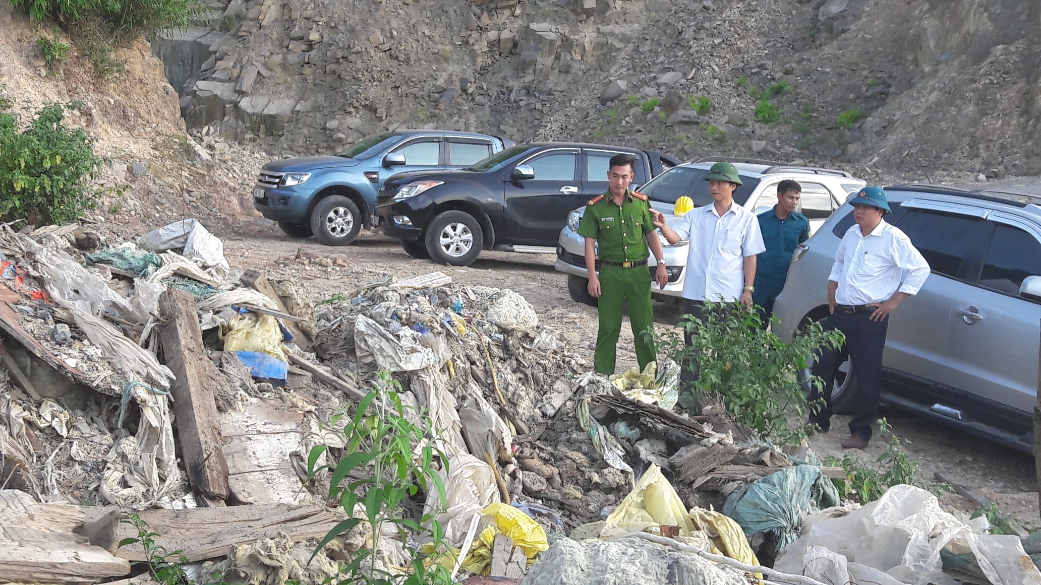 Phat hien gan 100 m3 rac thai Formosa tai dau nguon Khe Luy hinh anh