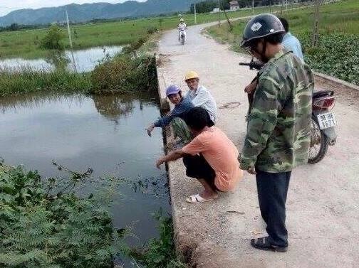 Hai me con nga xuong cau khong co lan can, mot nguoi chet hinh anh