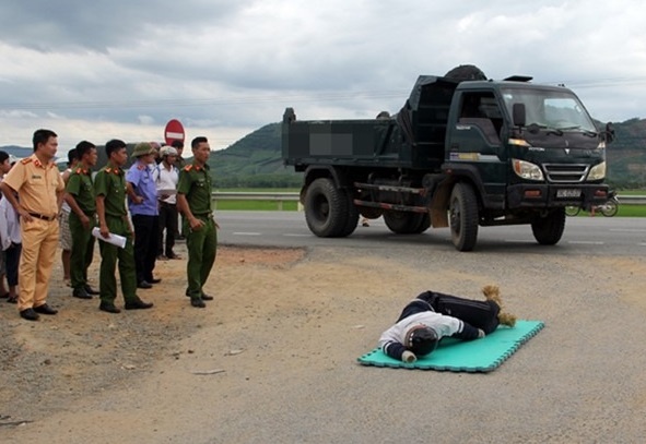 Dung hien truong tai xe xe tai co tinh tong chet nam sinh hinh anh