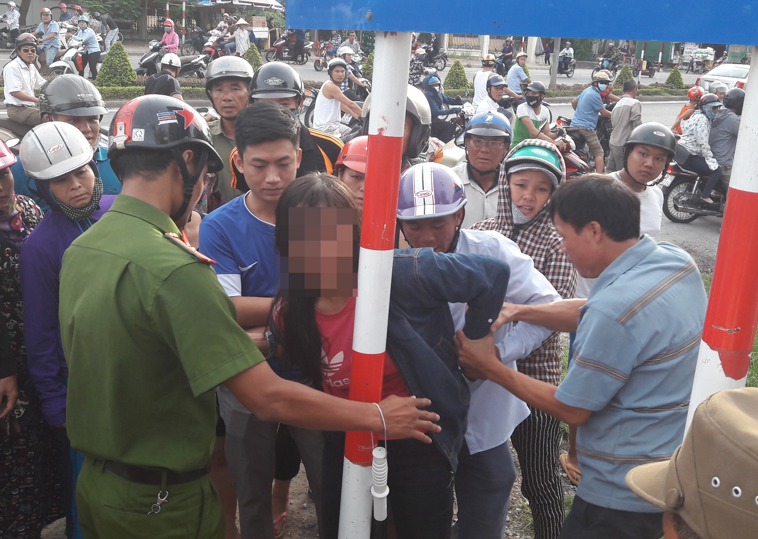 Cuu nguoi me tre om con nhay song tu tu hinh anh