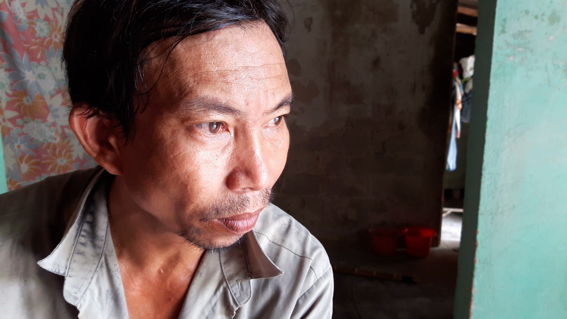 Khon cung, cha ban than nuoi 3 con va me gia hinh anh