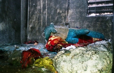 Thi the nam sinh chay den tren gac chuong gia suc hinh anh