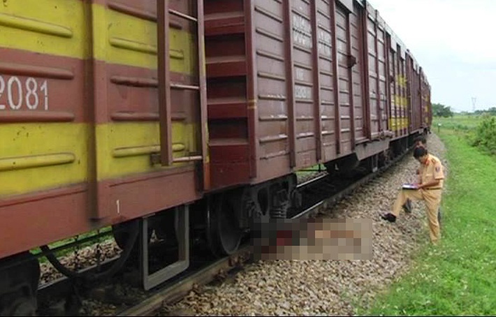 Bi tau hoa tong chet khi dap xe bang qua duong sat hinh anh