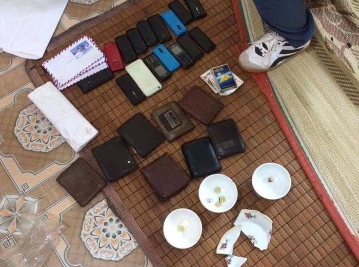 Cảnh sát đột kích sới bạc ảnh 2 Canh sat dot kich soi bac anh 2