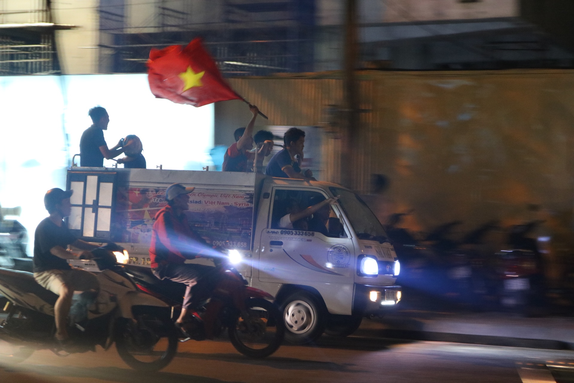 Co dong vien Da Nang do ra duong sau chien thang cua tuyen Viet Nam hinh anh