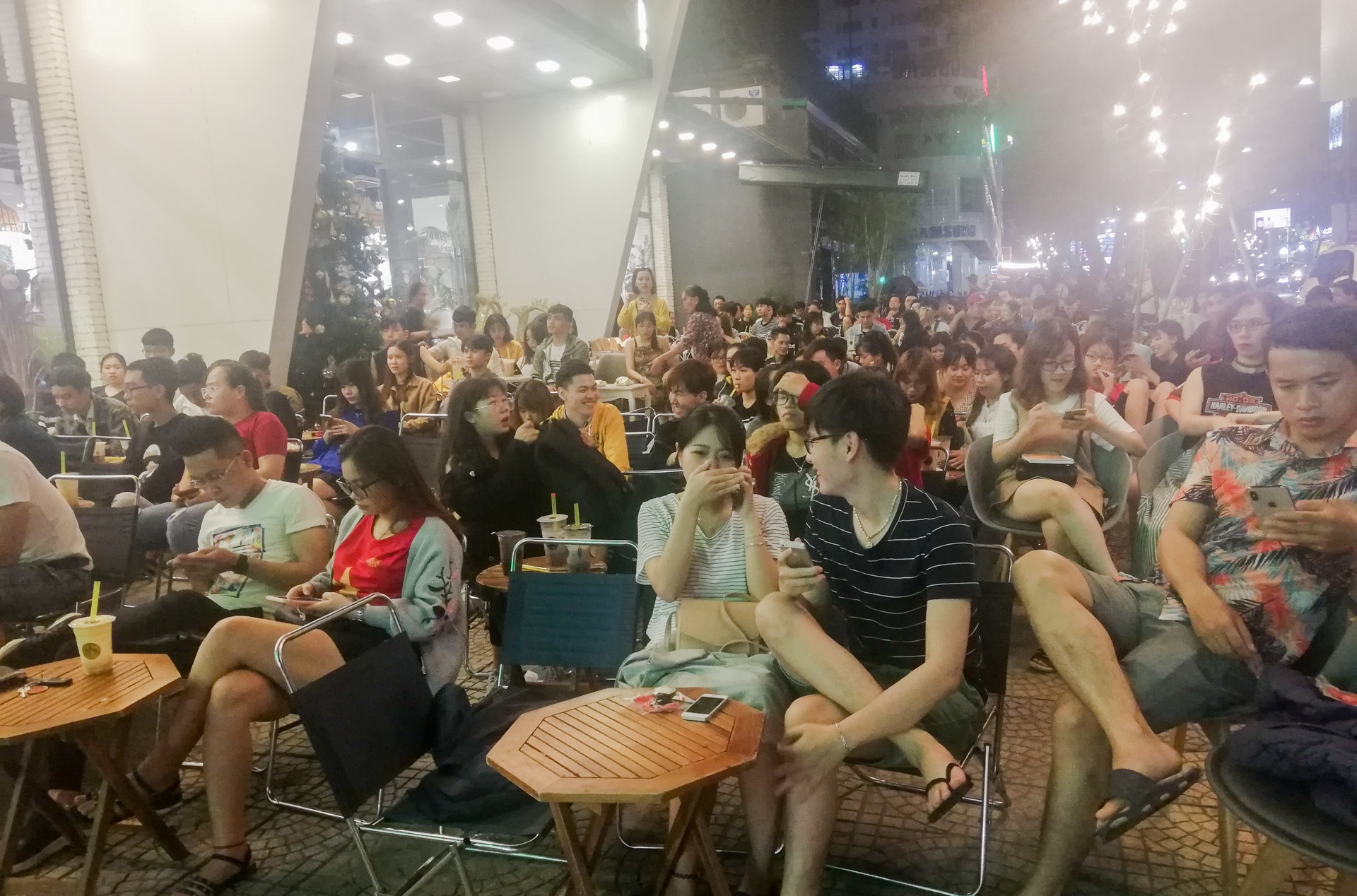 CDV o Da Nang vao quan nhau, ca phe xem tran Viet Nam - Philippines hinh anh