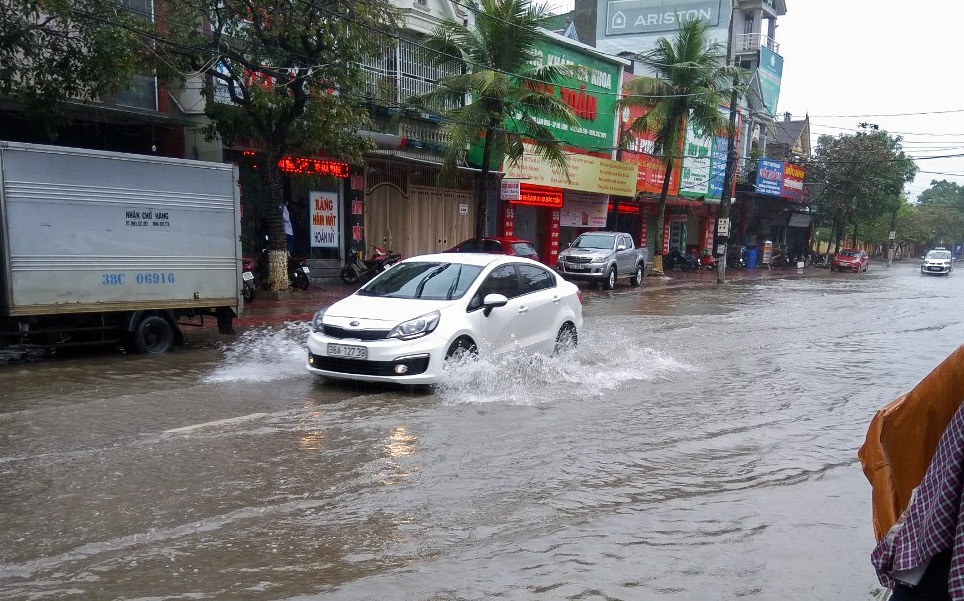 Mot so tuyen duong TP Ha Tinh ngap sau tran mua lon hinh anh