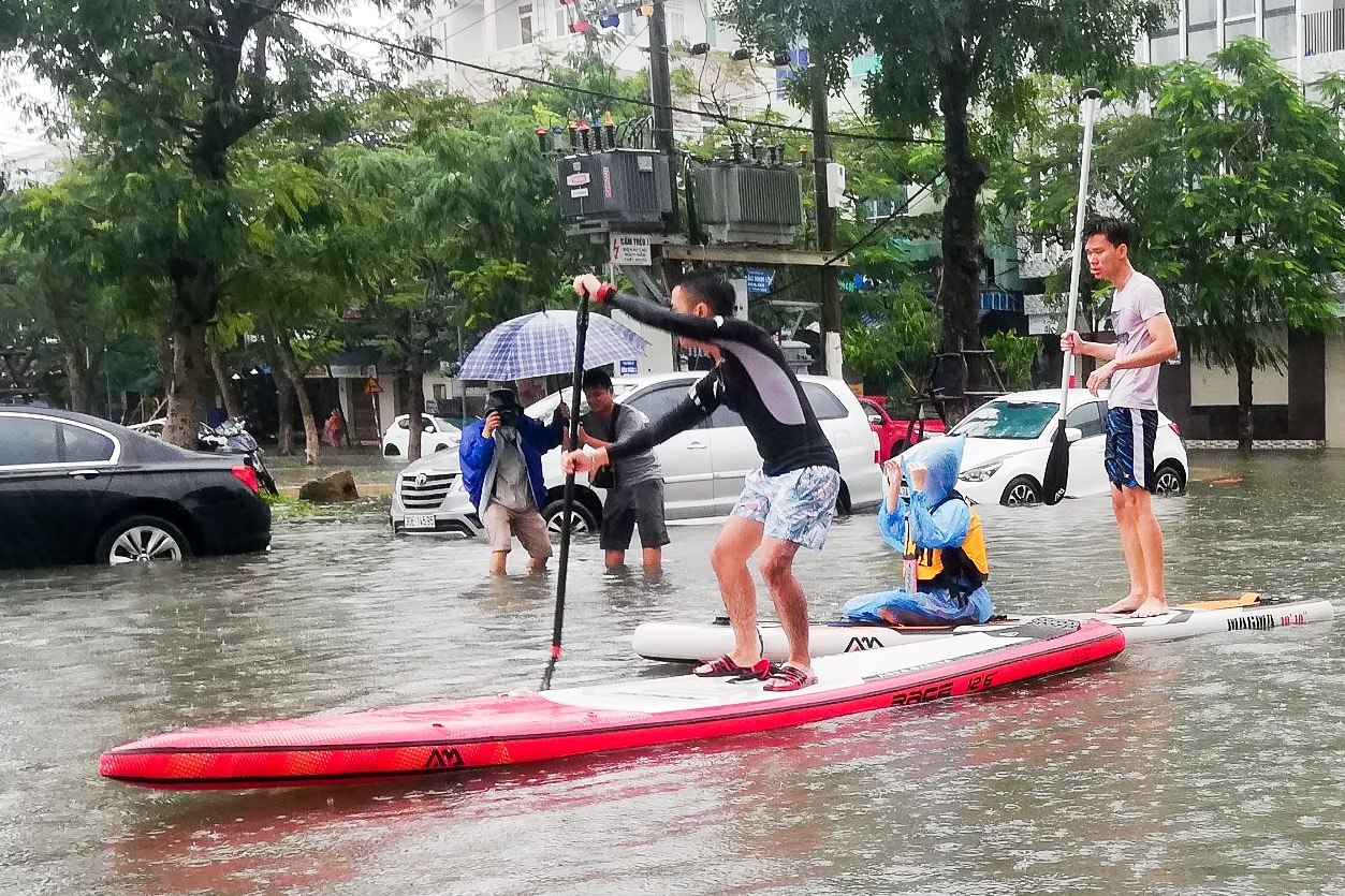 Sau mua lon, dan Da Nang di chuyen bang thuyen hinh anh