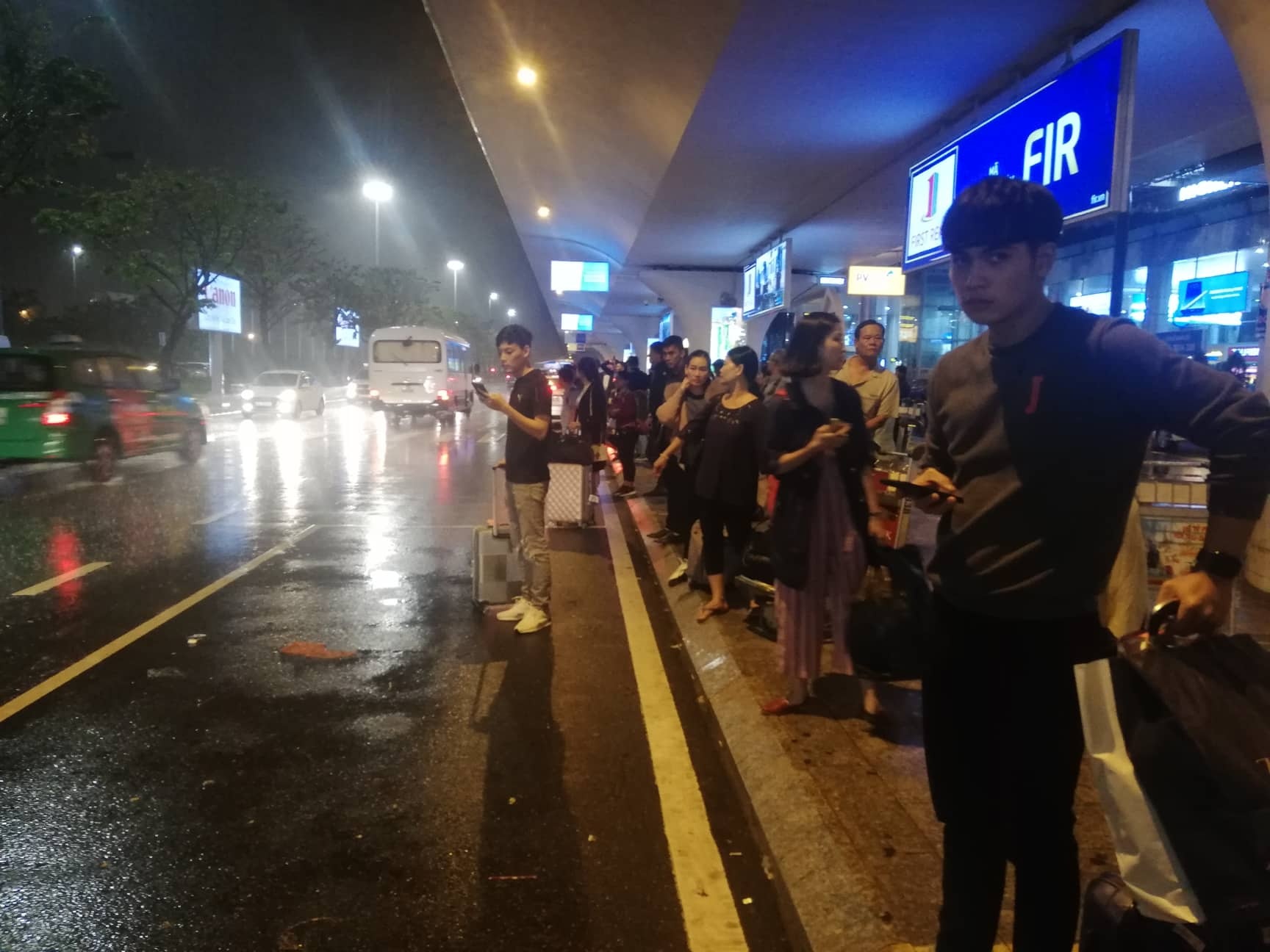 Duong toi san bay Da Nang ngap nuoc, hanh khach mac ket hinh anh