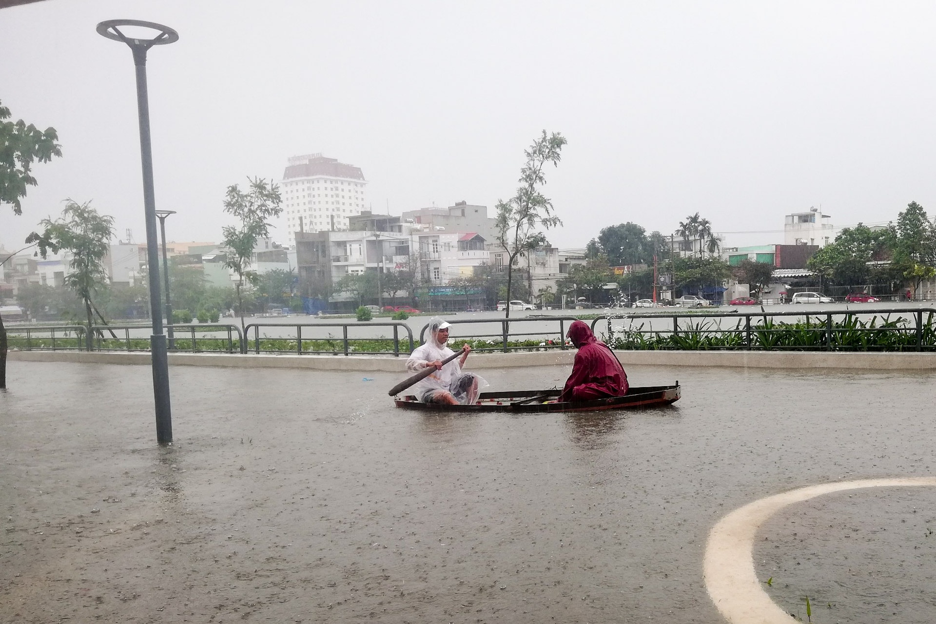 Mua lai do xuong Da Nang tiep tuc ngap sau anh 2