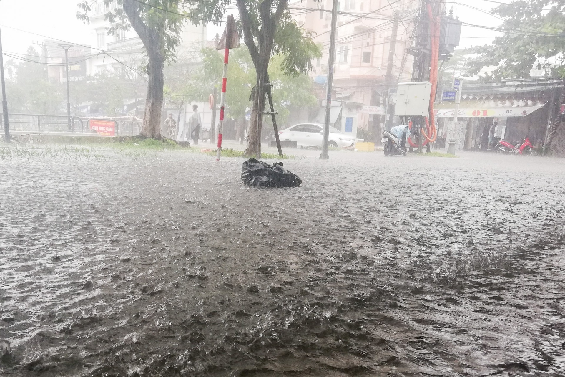 Mua lai do xuong Da Nang tiep tuc ngap sau anh 1