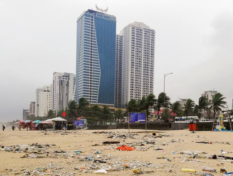 Rac ngap bai bien Da Nang sau mua lut hinh anh