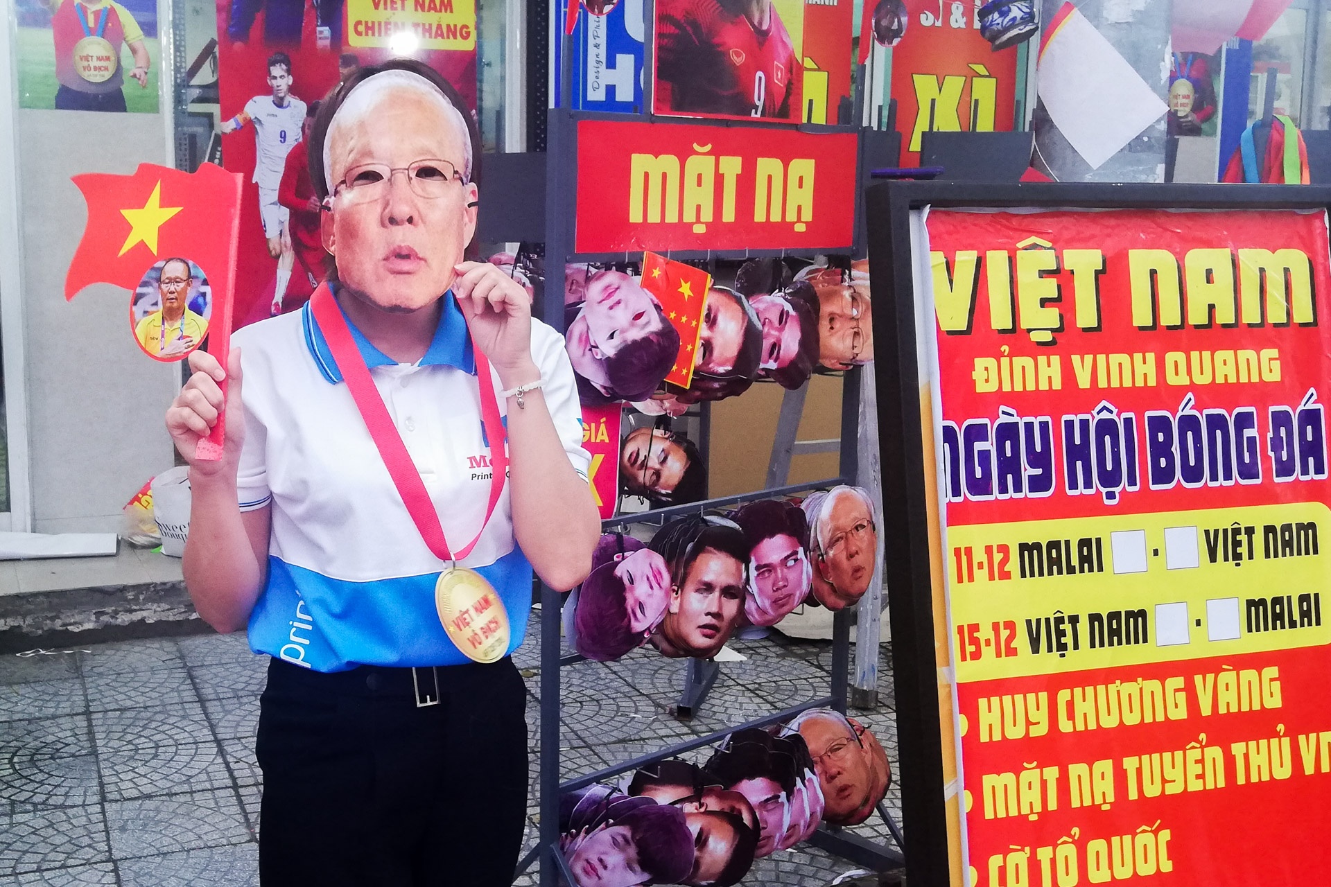 Nuoc rut, co dong vien Da Nang xuong duong tiep lua cho tuyen Viet Nam hinh anh