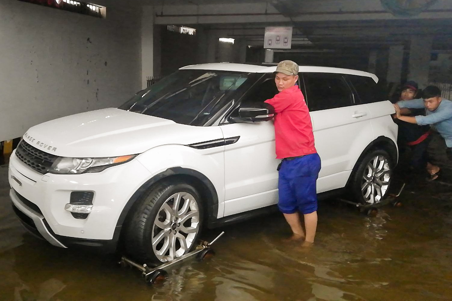 BMW, Range Rover duoc cuu khoi ham chung cu Hoang Anh Gia Lai hinh anh