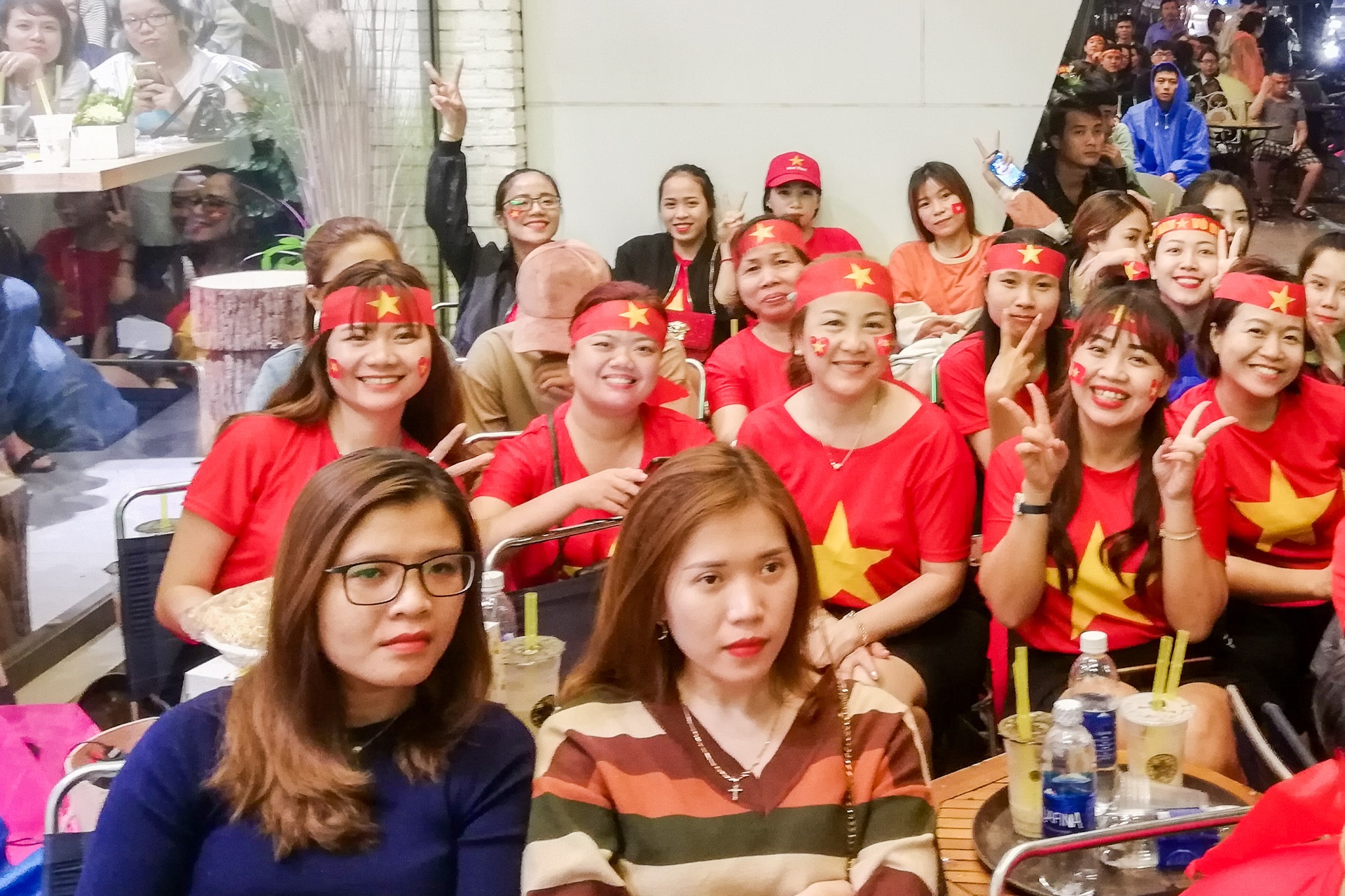 Quan ca phe, tra sua dong nghet CDV co vu tuyen VN hinh anh