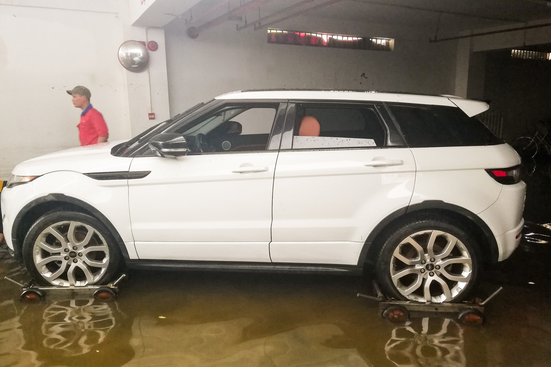 Nhieu xe sang nhu BMW,  Range Rover,  duoc giai cuu anh 3