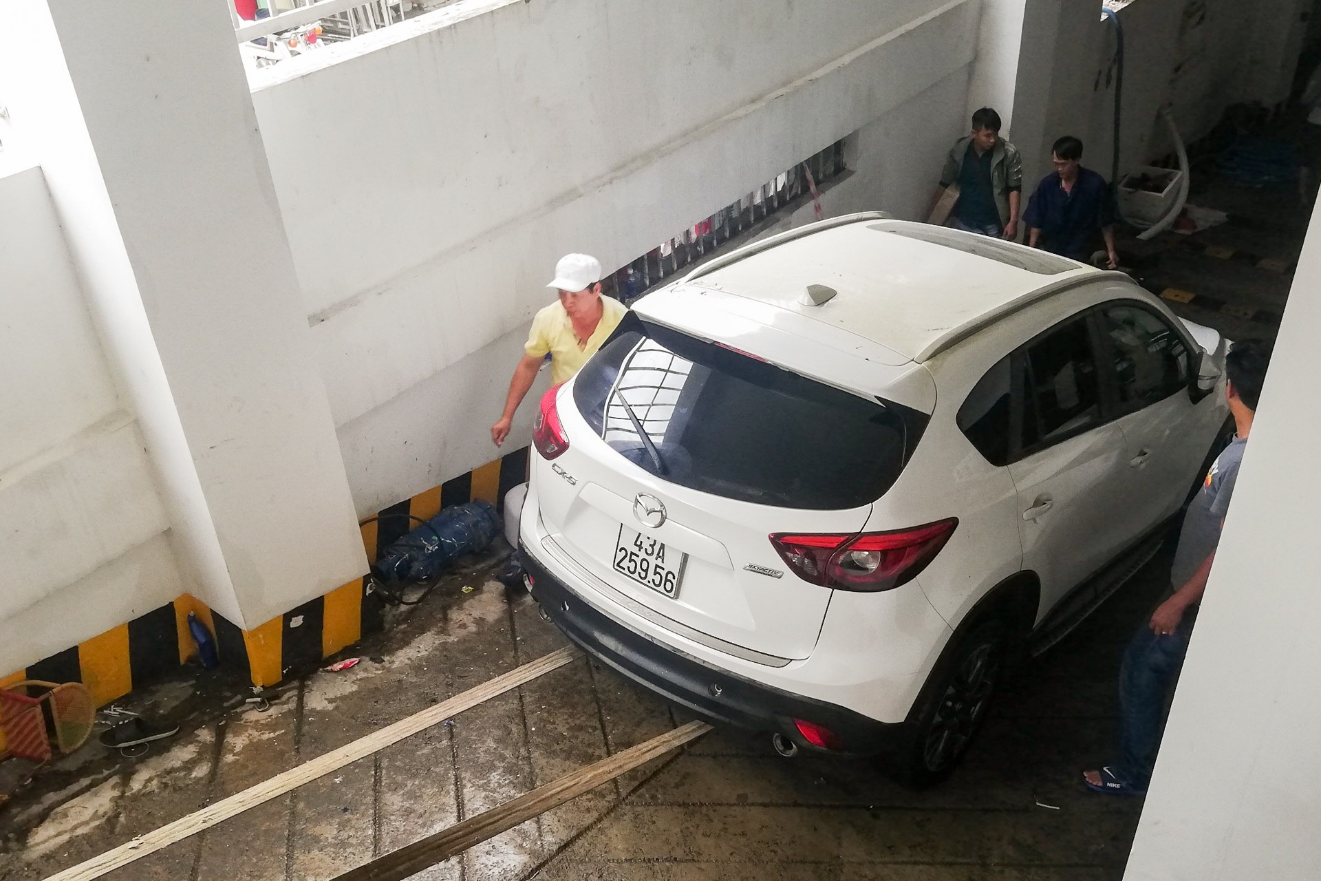 Nhieu xe sang nhu BMW,  Range Rover,  duoc giai cuu anh 7