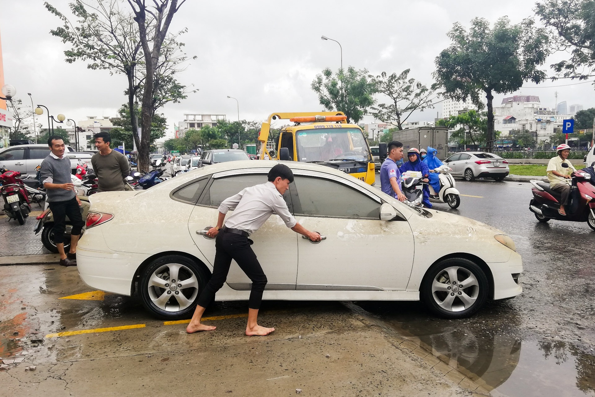 Nhieu xe sang nhu BMW,  Range Rover,  duoc giai cuu anh 9