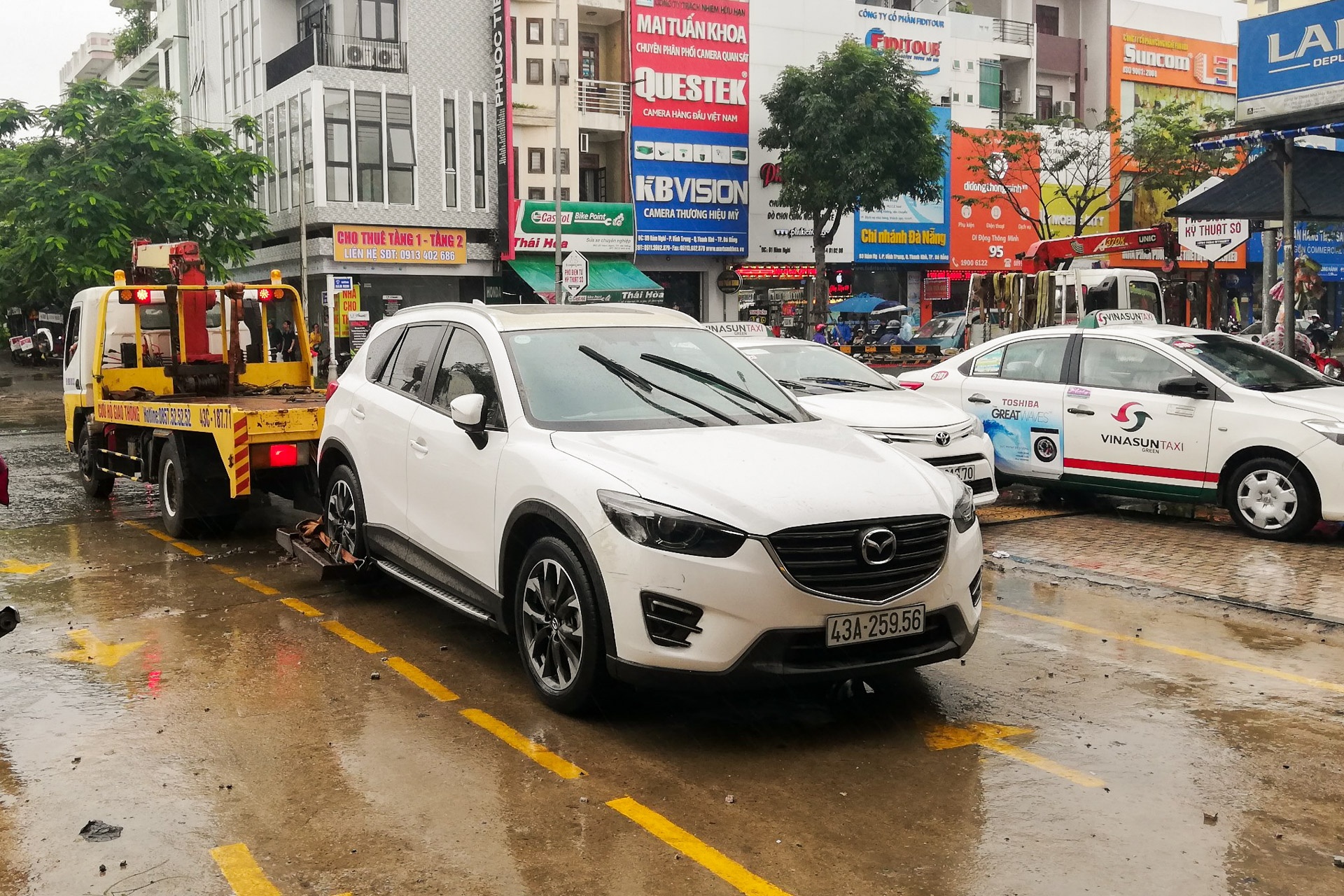 Nhieu xe sang nhu BMW,  Range Rover,  duoc giai cuu anh 8