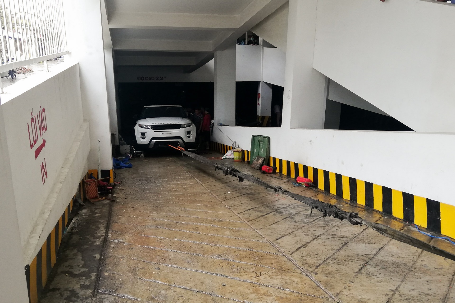 Nhieu xe sang nhu BMW,  Range Rover,  duoc giai cuu anh 1