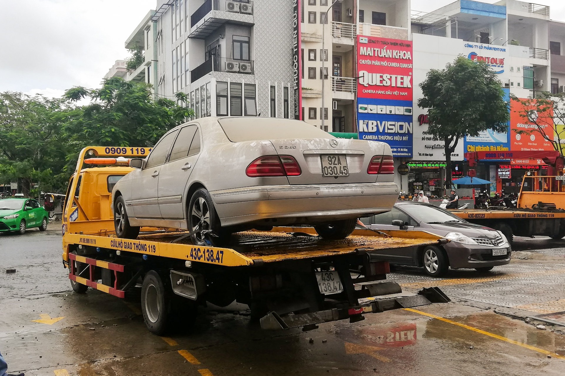Nhieu xe sang nhu BMW,  Range Rover,  duoc giai cuu anh 11