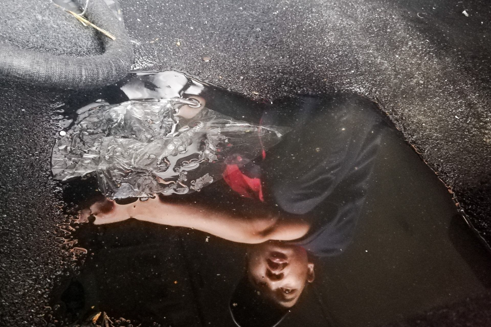 Chu xe khong dam nhin xe cung bi thao tung sau 2 ngay ngam nuoc lut hinh anh