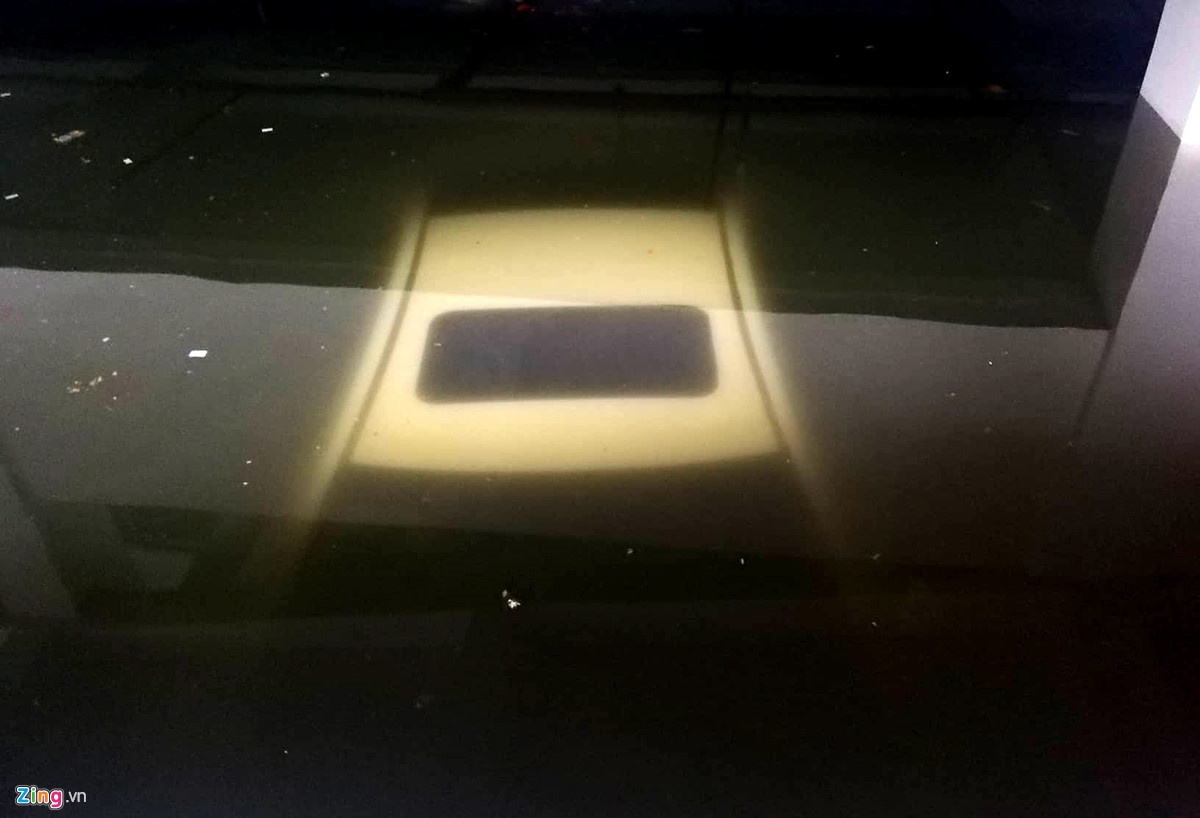 Xe ngam nuoc tai ham cung cu HAGL: Cu dan buc xuc anh 1