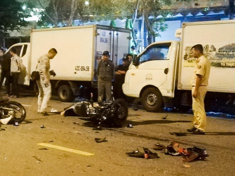 Hai xe may tong nhau trong dem, 2 nguoi chet tai cho hinh anh