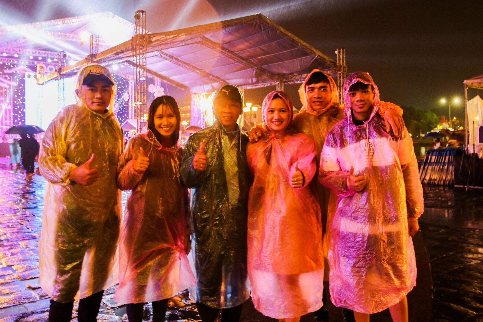 Du khach doi mua don giao thua tai pho di bo Hoi An hinh anh