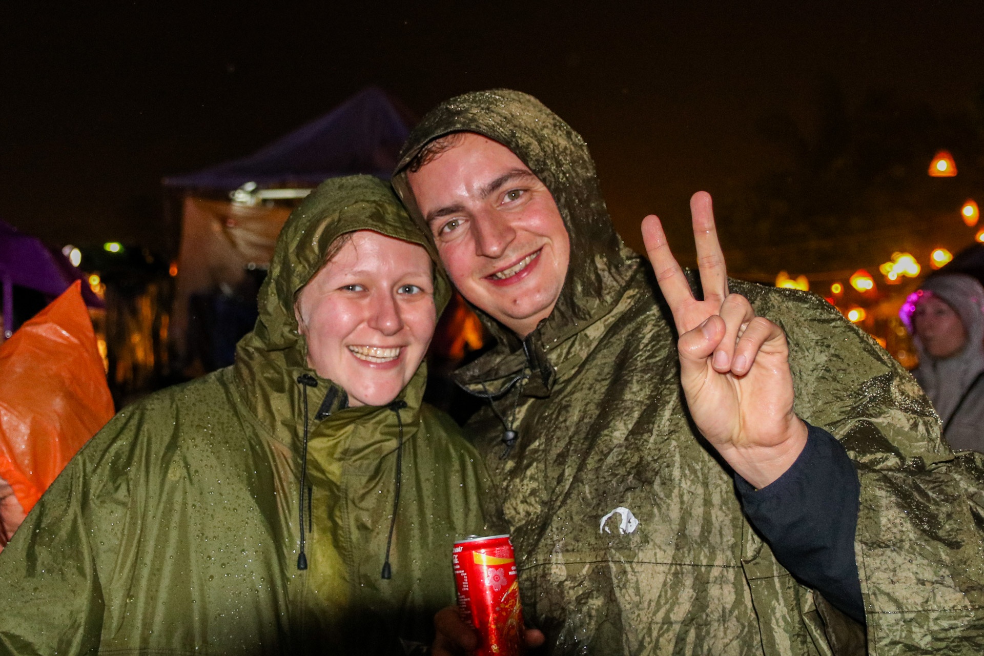 Khach Tay doi mua nghe Happy New Year o Hoi An hinh anh