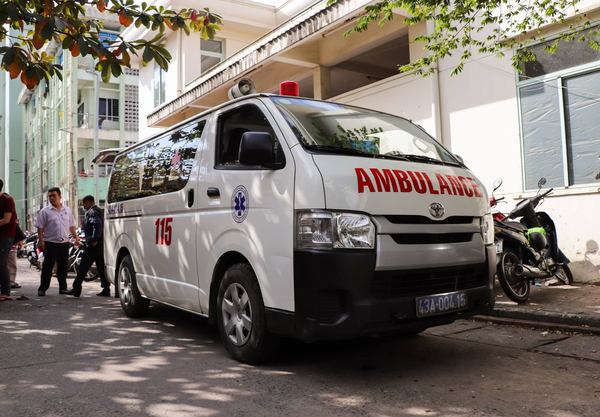 Dua thi the nan nhan vu lat xe tren deo Hai Van ve Kien Giang hinh anh