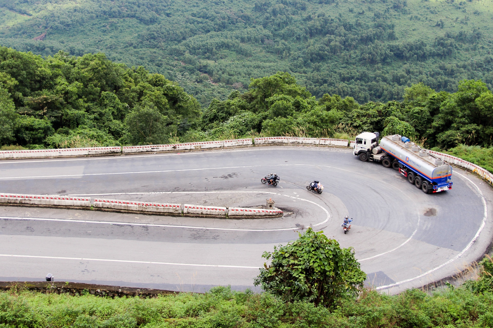 Nhung khuc cua 'tu than' tren deo Hai Van hinh anh