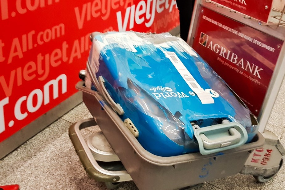 Vali hanh khach vo toang sau chuyen bay ve que an Tet hinh anh