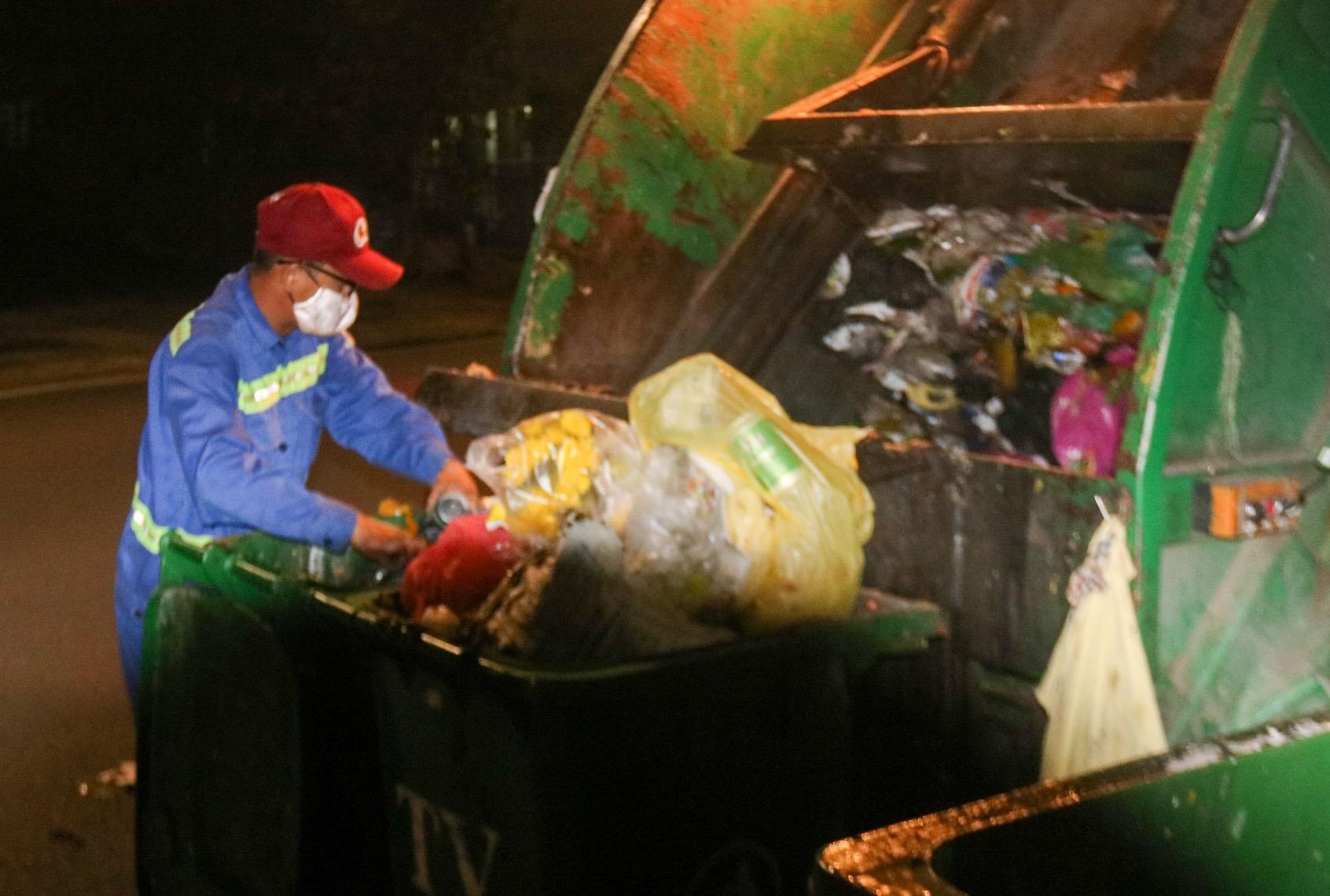 Trang dem don rac ngap duong Da Nang ngay giap Tet hinh anh