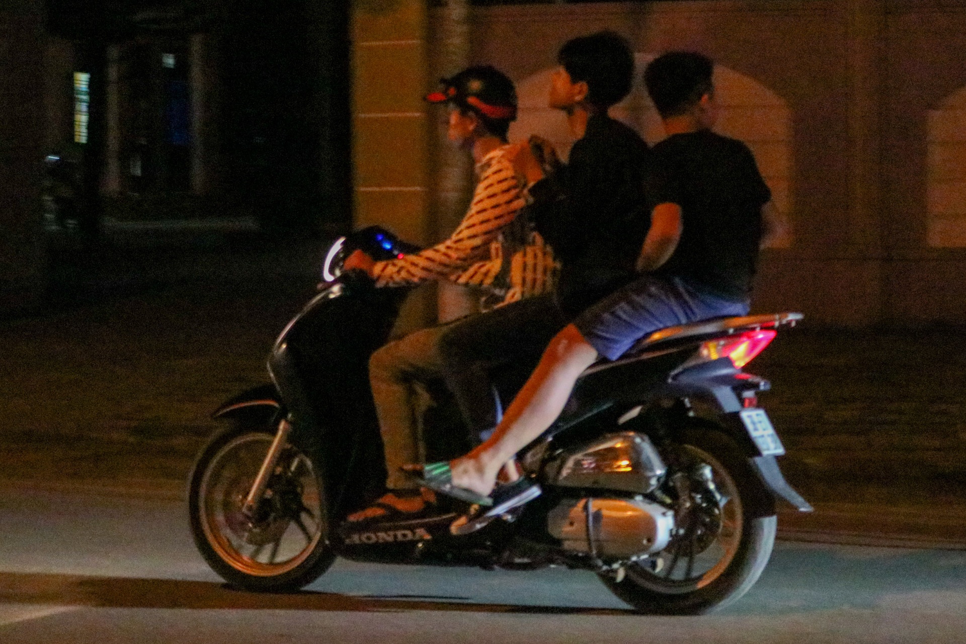 Thanh nien dau tran chay xe may di choi dem 30 Tet hinh anh