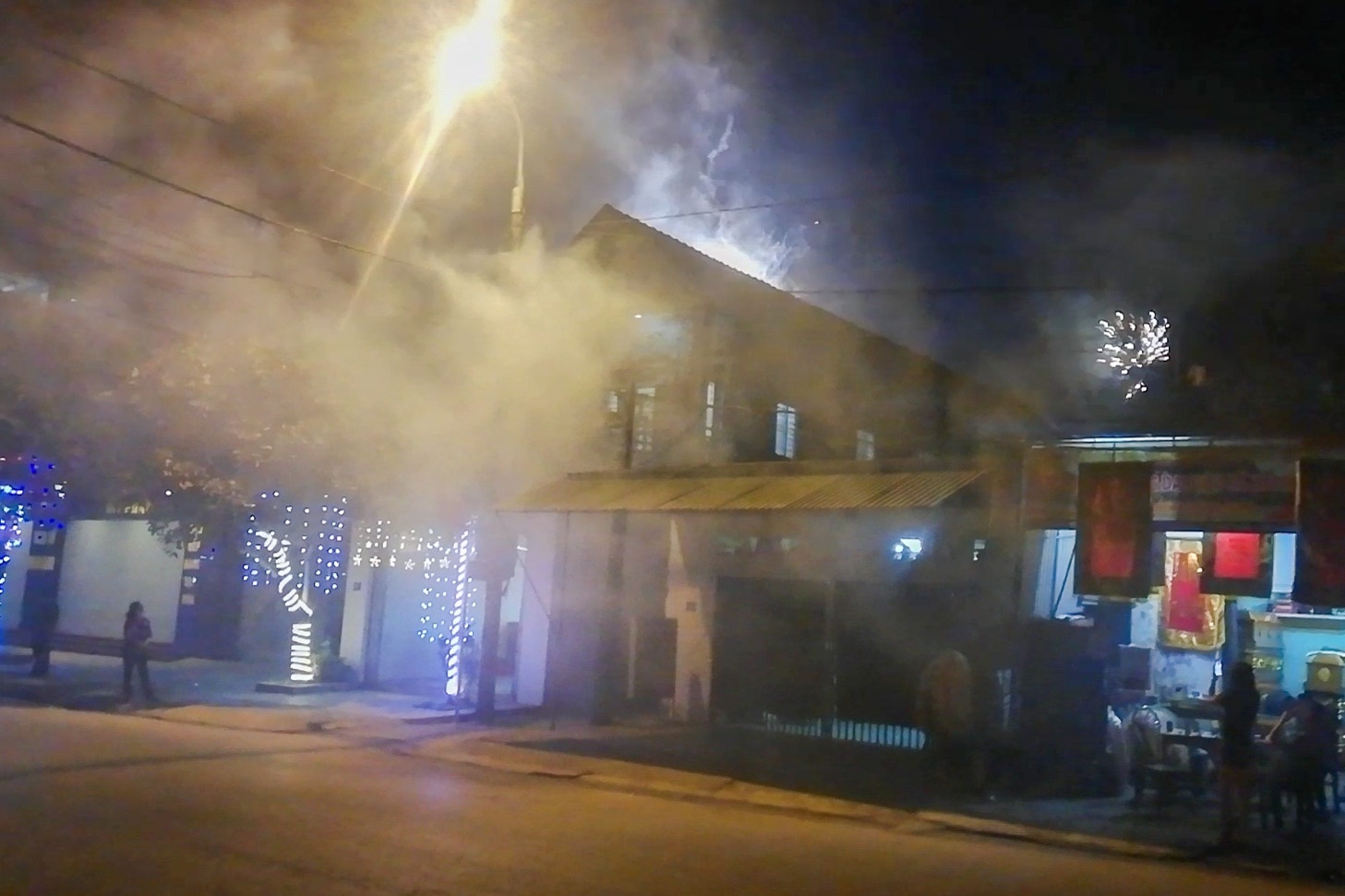 Phao lau no ruc troi o pho huyen hinh anh