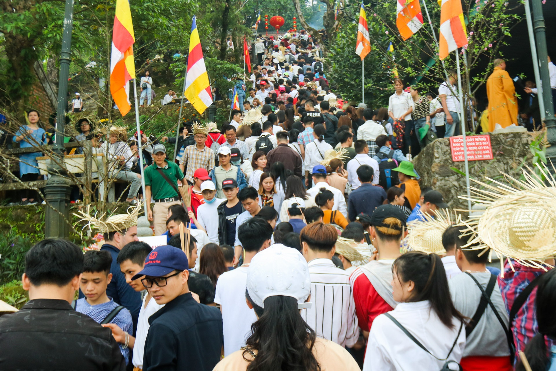 Nghin nguoi xep hang xin chu mien phi o hoi chua Huong Tich hinh anh